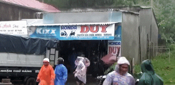 Chỉ sau 1 tiếng nổ, đất đá đổ sập nhà dân ở Quảng Nam-1