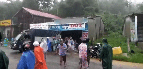 Chỉ sau 1 tiếng nổ, đất đá đổ sập nhà dân ở Quảng Nam-2