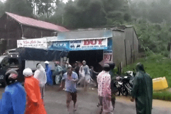 Sập nhà giữa trung tâm TP.HCM, người mắc kẹt hoảng loạn kêu cứu-5