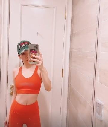 Hết giãn cách, Lệ Quyên quằn quại bò lê ở phòng tập như nhà riêng-1