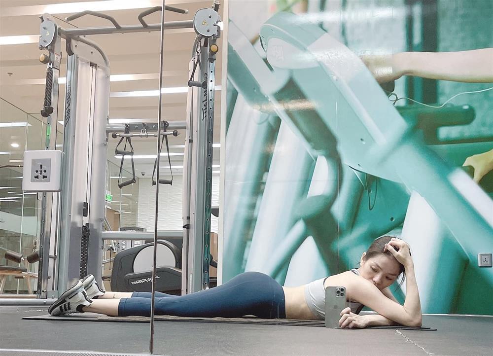 Hết giãn cách, Lệ Quyên quằn quại bò lê ở phòng tập như nhà riêng-5