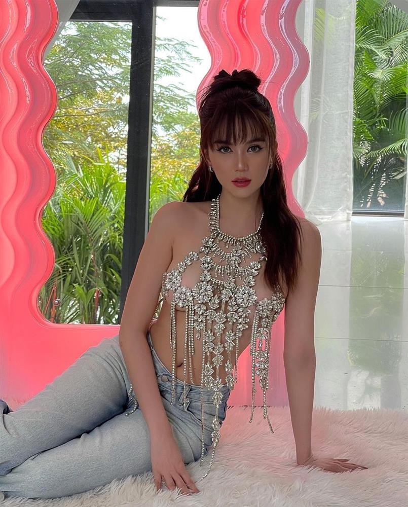 Ngọc Trinh lại tag hãng gương trong ảnh ngực trần: Cố chấp hay bị oan?-3