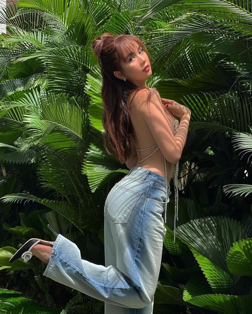 Ngọc Trinh lại tag hãng gương trong ảnh ngực trần: Cố chấp hay bị oan?-2