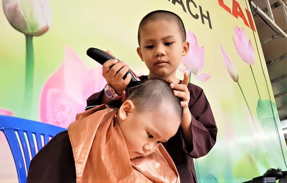 5 chú tiểu từng gây bão Thách Thức Danh Hài giờ ra sao?-7