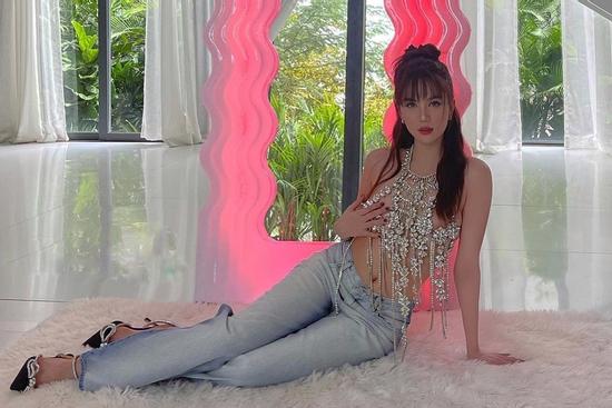 Ngọc Trinh lại tag hãng gương trong ảnh ngực trần: Cố chấp hay bị oan?