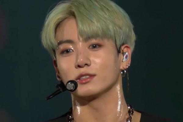 Dấu lạ trên cổ tay Jungkook (BTS): Tự ngược đãi hay bạn gái cào?-7