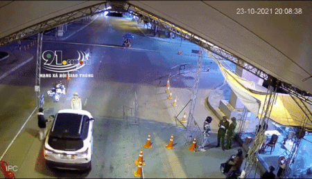 Clip: Cố tình thông chốt, tài xế nhấn ga tông ngã CSGT-1