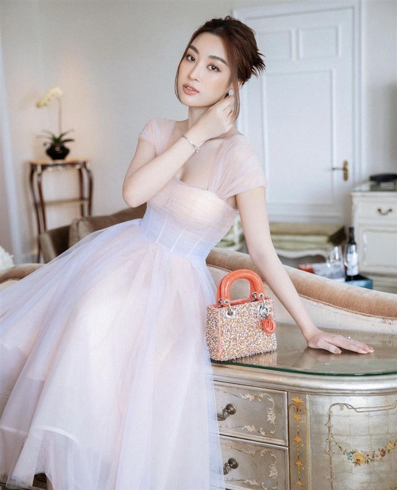 Đỗ Mỹ Linh out top nhà nghèo, hết chơi golf lại dát túi bạc tỷ-11