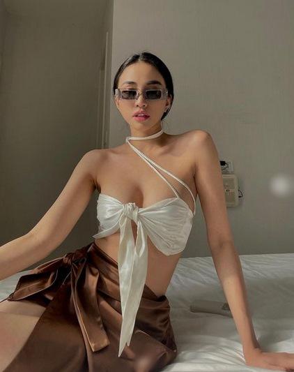 Thiên Nga The Face lộ điểm nhạy cảm vì chiếc áo bé tí như sắp tụt-1