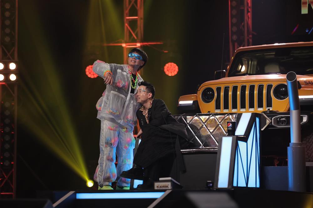 Karik ở Rap Việt chanh sả, tới Running Man bị xé đồ tả tơi-2