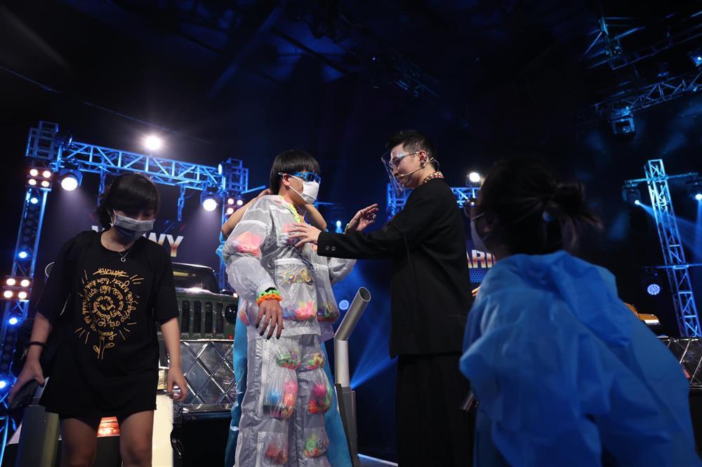 Karik ở Rap Việt chanh sả, tới Running Man bị xé đồ tả tơi-3