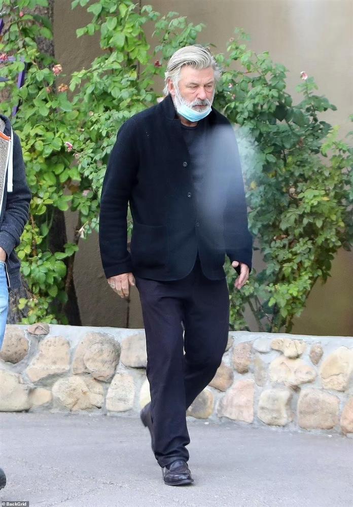 Alec Baldwin tiều tụy khi gặp chồng, con trai nữ quay phim bị bắn chết-2