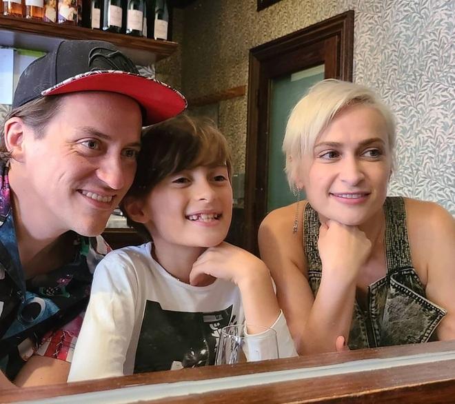 Alec Baldwin tiều tụy khi gặp chồng, con trai nữ quay phim bị bắn chết-6