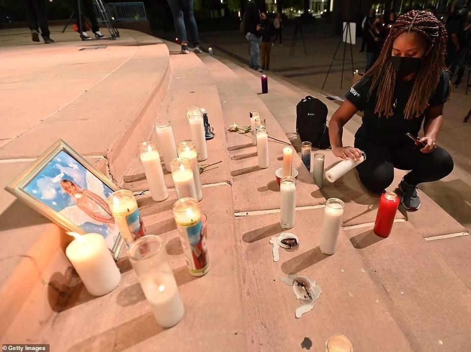 Alec Baldwin tiều tụy khi gặp chồng, con trai nữ quay phim bị bắn chết-7