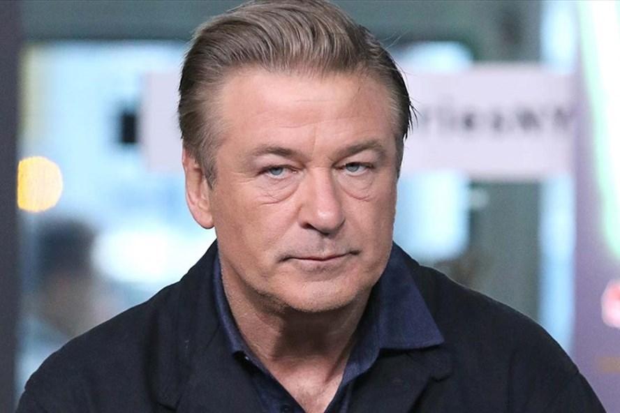 Alec Baldwin tiều tụy khi gặp chồng, con trai nữ quay phim bị bắn chết-10