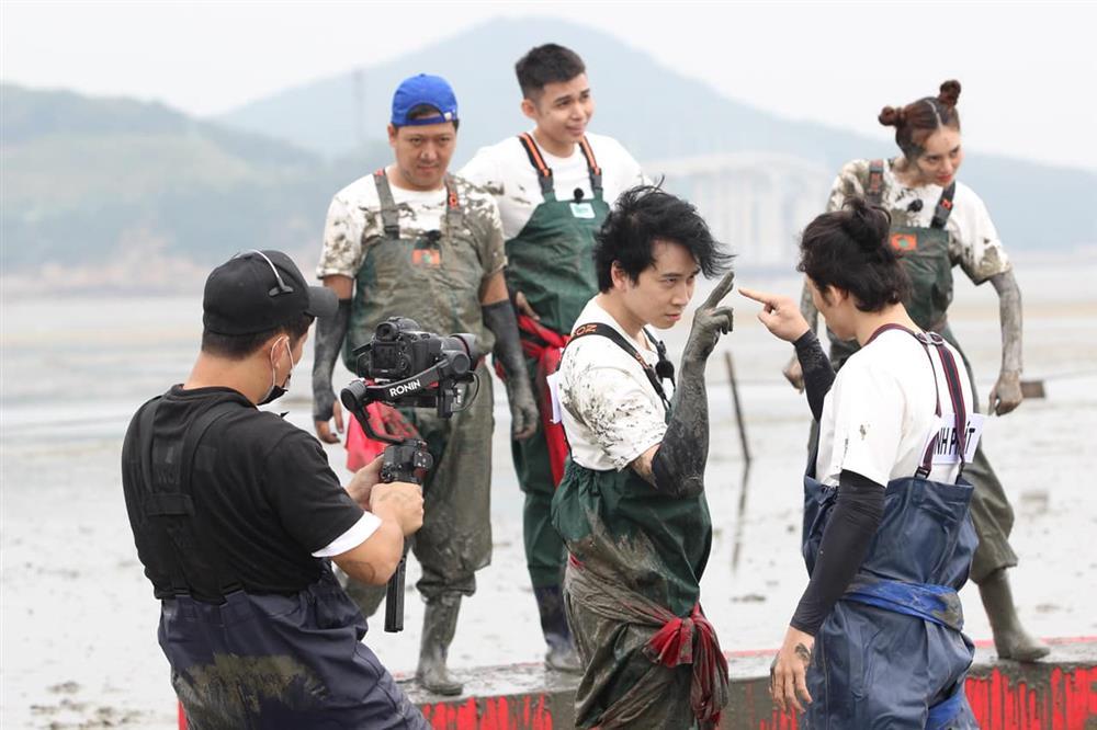 Karik ở Rap Việt chanh sả, tới Running Man bị xé đồ tả tơi-12