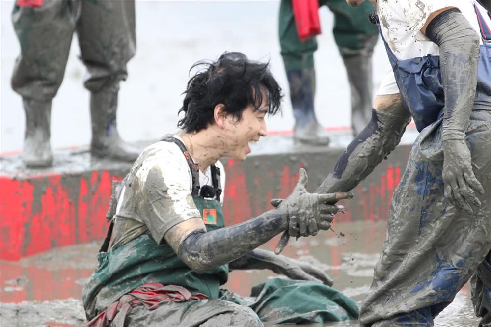 Karik ở Rap Việt chanh sả, tới Running Man bị xé đồ tả tơi-13