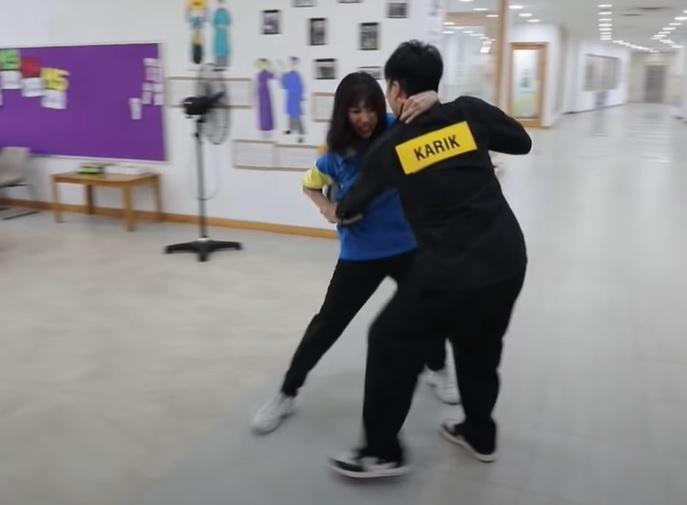 Karik ở Rap Việt chanh sả, tới Running Man bị xé đồ tả tơi-15