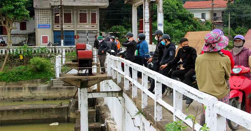 Bé 8 tuổi mất tích bí ẩn, hàng trăm người đang tìm kiếm-1