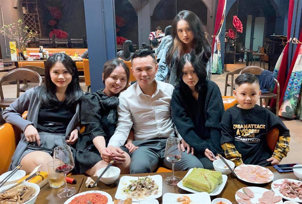 Vợ 3 hạ sinh tiểu công chúa, Tú Dưa lên chức bố lần 5-5