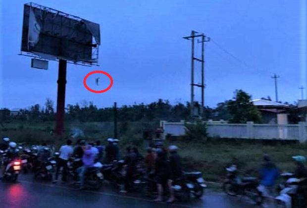 Thanh niên chết trong tư thế treo lơ lửng trên trụ biển quảng cáo-1
