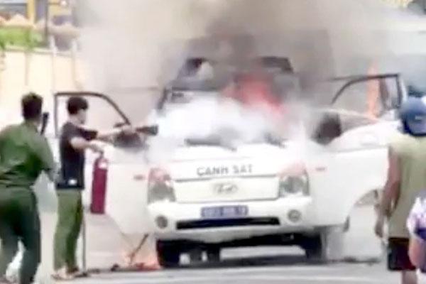 Ô tô chở phạm nhân bốc cháy dữ dội khi đang di chuyển trên đường-1