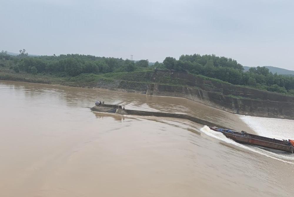 NÓNG: Đoàn cán bộ Sở GTVT Quảng Trị gặp nạn trên sông, 1 người mất tích-1
