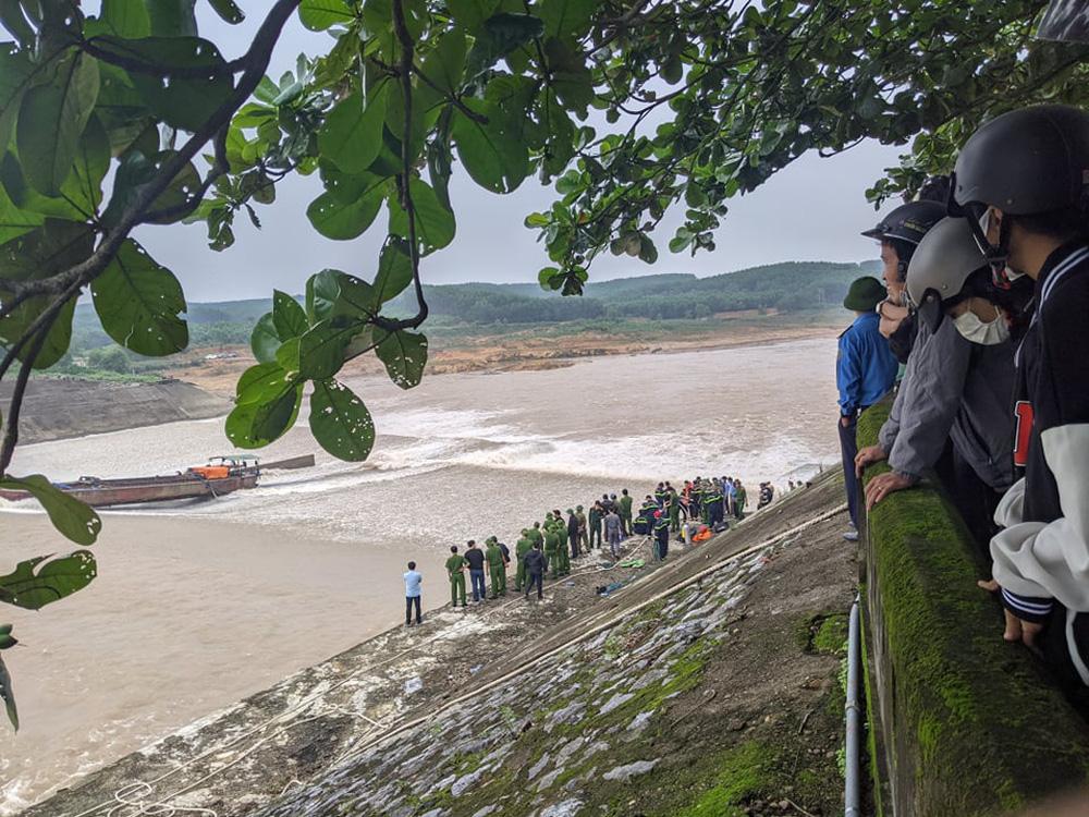 NÓNG: Đoàn cán bộ Sở GTVT Quảng Trị gặp nạn trên sông, 1 người mất tích-3