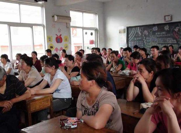 Cô giáo nhận kết đắng khi mời mẹ học sinh điểm thấp phát biểu-2