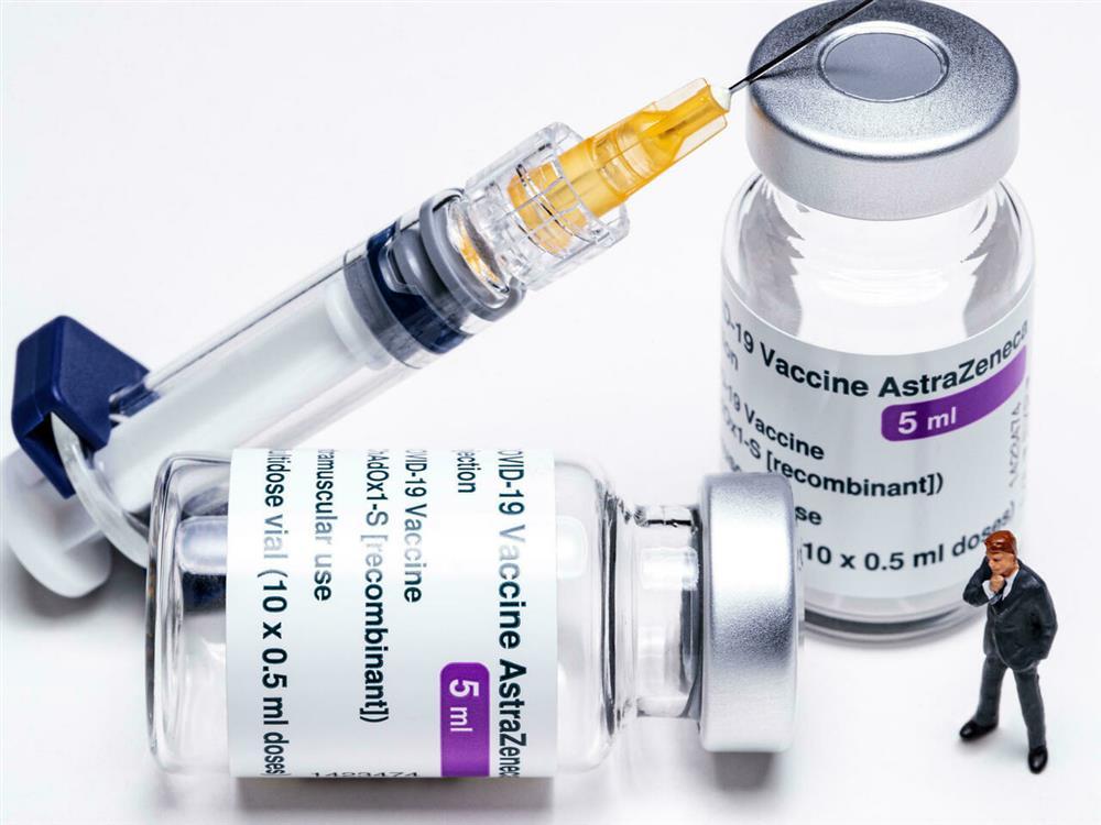 Anh bổ sung tác dụng phụ hiếm gặp của vaccine AstraZeneca-1