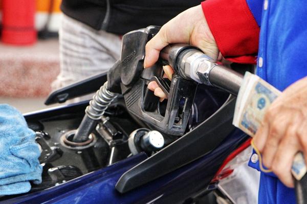 Giá xăng tăng lên mức cao nhất trong hơn 7 năm-1