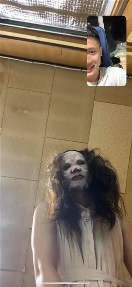 Nửa đêm video call cho vợ, chồng dựng tóc gáy vì hốt-1