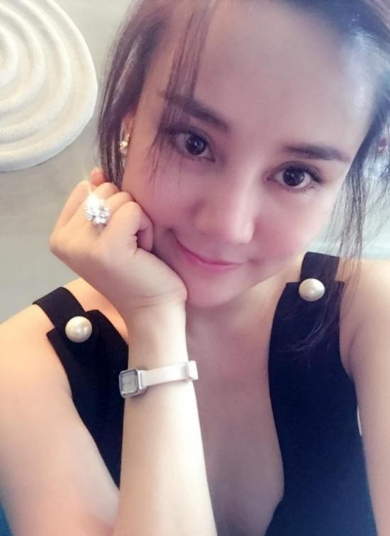 Vy Oanh đi kiện cũng phải đẹp, khoe nhẫn kim cương 22 tỷ-6
