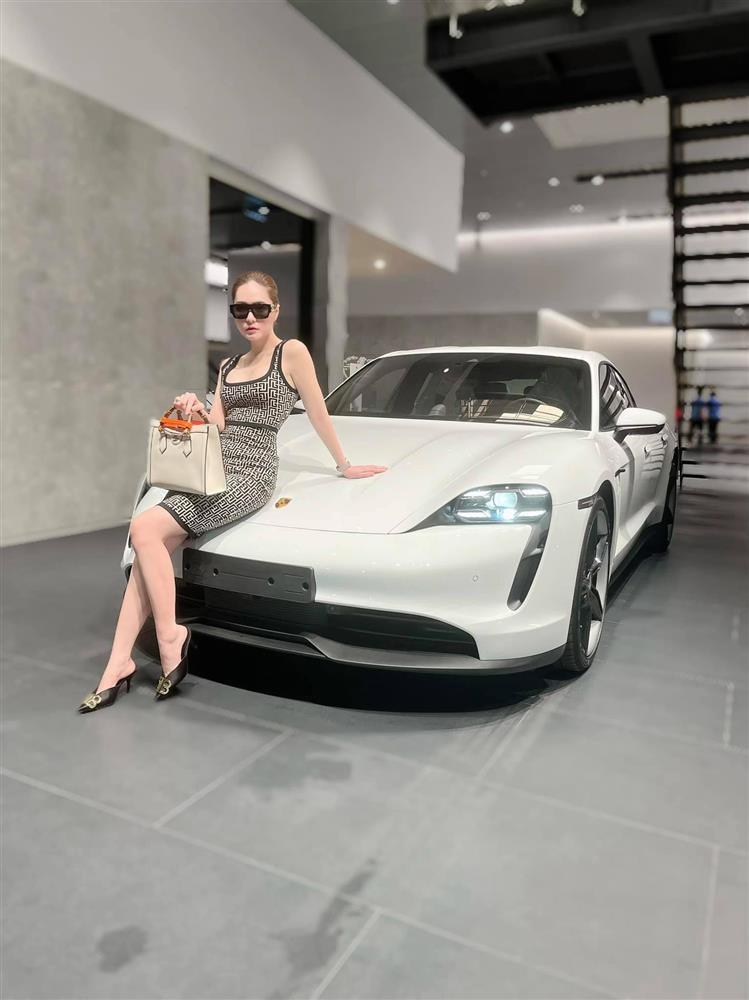 Vừa được tặng xế hộp, Đoàn Di Băng khoe tậu thêm Rolls Royce-1