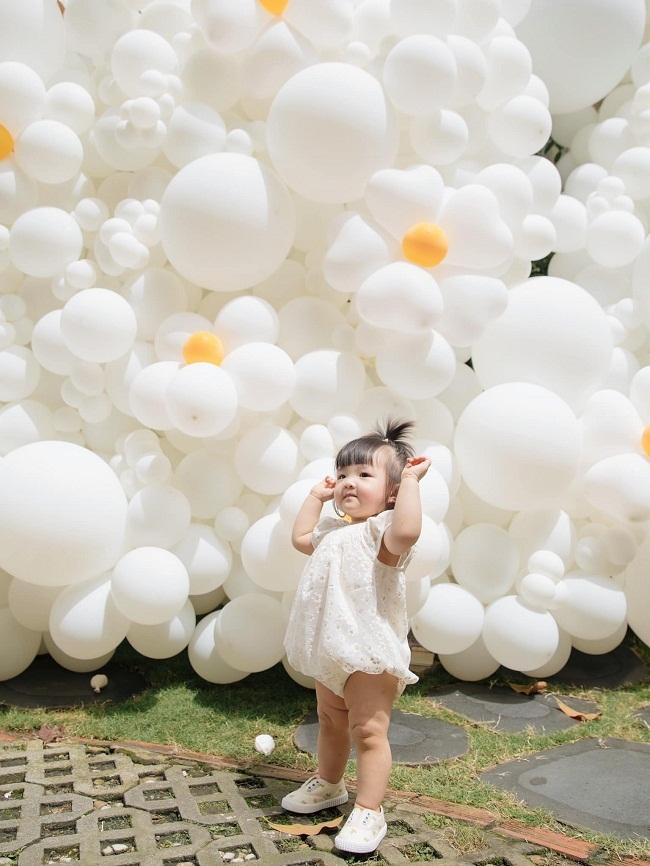 Winnie là trái ngọt hôn nhân đầu tiên của Đông Nhi - Ông Cao Thắng. Cô bé chào đời vào ngày 26/10/2020, tên thật là Ông Yên Nhi. Sự xuất hiện của Winnie khiến cuộc sống của cặp đôi showbiz càng thêm phần viên mãn.