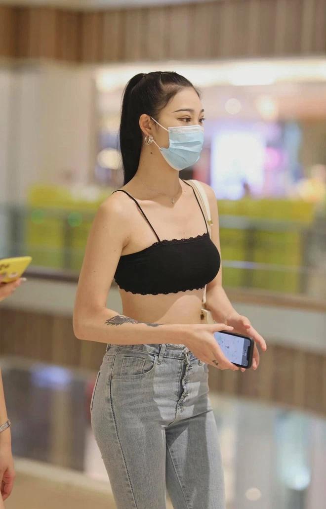 Cụ thể, gái xinh này diện áo ngực tính thay thế chiếc áo croptop để khoe eo phẳng lì nhưng ôi thôi, pha lên đồ táo bạo của cô quay vào ô mất điểm.