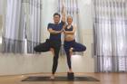 Mừng lên chức bố mẹ, cặp vợ chồng thực hiện loạt tư thế yoga siêu đỉnh