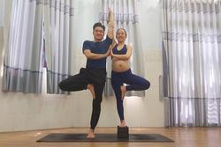 Mừng lên chức bố mẹ, cặp vợ chồng thực hiện loạt tư thế yoga siêu đỉnh