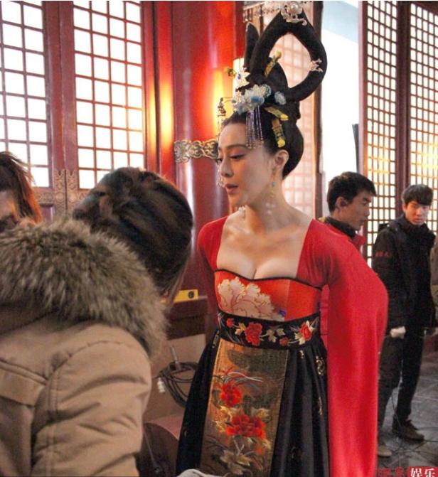 Những vòng 1 bức tử, nổi gân xanh như muốn trào ra ngoài lớp váy-10