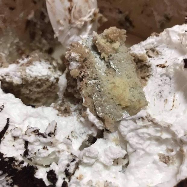 Ăn gần hết chiếc bánh, cơn ói trào lên vì phát hiện tiểu cường-5