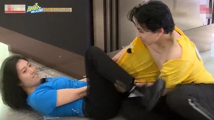 Chơi Running Man, dàn sao bị xé đồ thô bạo, áo không còn để mặc-4