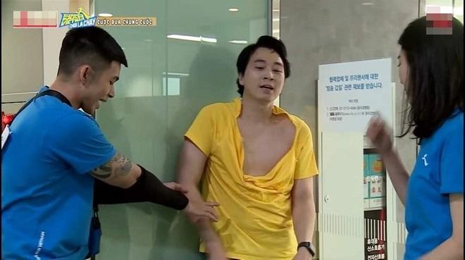 Chơi Running Man, dàn sao bị xé đồ thô bạo, áo không còn để mặc-2