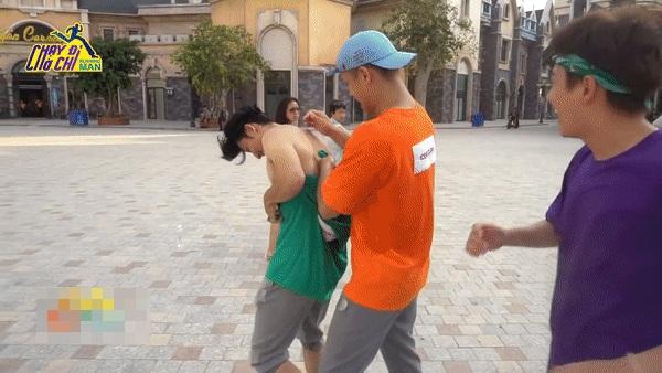 Chơi Running Man, dàn sao bị xé đồ thô bạo, áo không còn để mặc-11