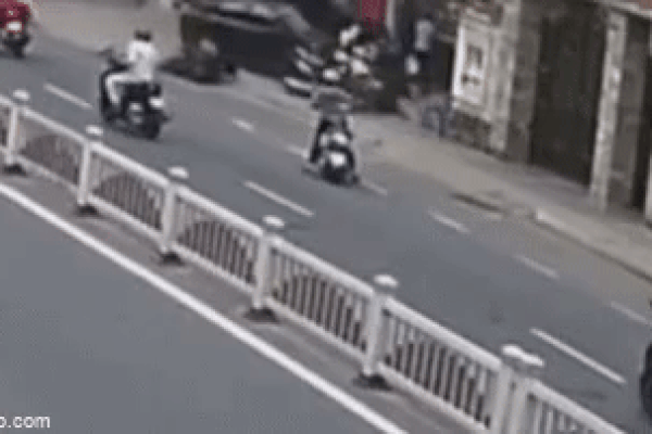 Kinh hãi khoảnh khắc người phụ nữ bị ô tô cán qua người-1