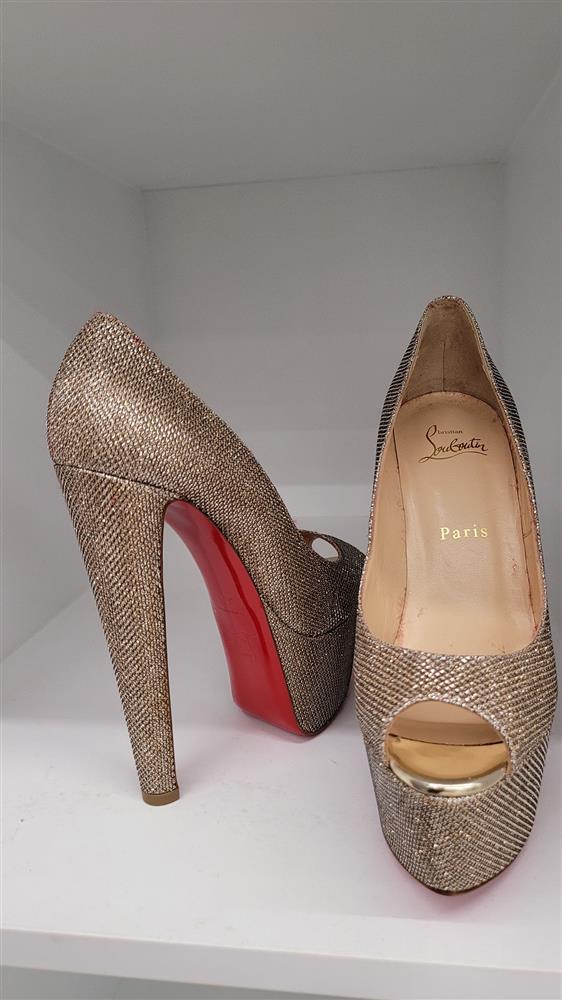 Việt Hương được fan tặng quà gì mà nhận hàng nghìn haha từ dân mạng?-1