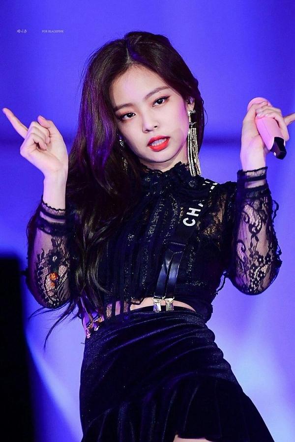 BlackPink Jennie ngay từ khi debut đã nhận được nhiều sự thu hút khi là một idol cực kỳ toàn năng. Cô có thể hát và rap cực tốt. Ngoài ra vóc dáng, ngoại hình thu hút có những nét sang chảnh cũng nhận được nhiều sự yêu mến của người hâm mộ. Jennie còn được coi là “viên ngọc quý” của những nhãn hàng cao cấp.