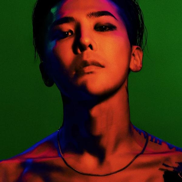 Nhắc đến idol toàn năng hay thiên tài thì không thể bỏ qua chàng thủ lĩnh của Big Bang. G-Dragon đã sớm bộc lộ tài năng ngay từ nhỏ. G-Dragon được nhiều người kính trọng. Anh sở hữu kỹ năng rap đỉnh, nét “quái dị”, cool ngầu vô cùng thu hút và khả năng sáng tác cao. G-Dragon còn luôn dẫn đầu trong các xu hướng thời trang. Mọi thứ liên quan đến G-Dragon đều “hot” và khiến nhiều người bắt chước theo.