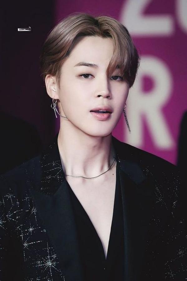 BTS Jimin chính là biểu tượng cho những thần tượng vừa sexy vừa cute cực kỳ được các fan hâm mộ yêu thích. Jimin vừa hát tốt vừa có những bước nhảy khiến tất cả mọi người phải chìm đắm. Dường như khó ai có thể đánh bại được thần thái của chàng trai nhà BTS. Trên sân khấu thì tỏa ra năng lượng thu hút bên ngoài lại là một cục mochi siêu đáng yêu. Jimin thường xuyên đứng đầu bảng xếp hạng danh tiếng thương hiệu cá nhân trong các tháng.