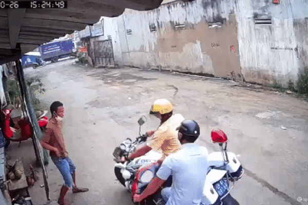 Clip: Bị CSGT truy đuổi, thanh niên thông chốt giả vờ điếc-1