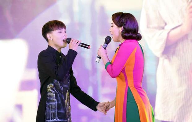 Xôn xao clip Hồ Văn Cường song ca cùng Phi Nhung đi từ thiện-2